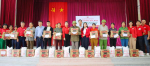 Long Xá: Hội Chữ Thập đỏ tỉnh Bắc Giang tặng quà hộ dân bị ngập lụt tại xã Long Xá