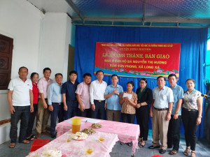 Long Xá: Phòng giáo dục đào tạo huyện Hưng Nguyên khánh thành và trao tiền hỗ trợ xây dựng nhà ở cho hộ nghèo.