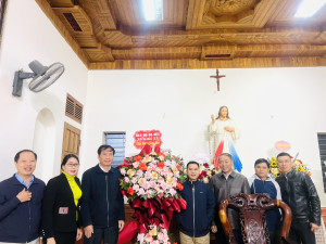 Long Xá: Lãnh đạo xã chúc mừng giáng sinh tại giáo xứ Phù Long